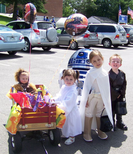 R2-D2 Belmont Old Home Day Parade