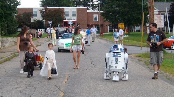 R2-D2 Belmont Old Home Day Parade