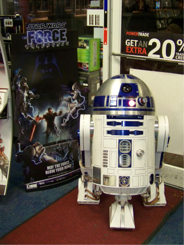 R2-D2 Force Unleashed Midnight Launch - Star Wars - The Force Unleashed 